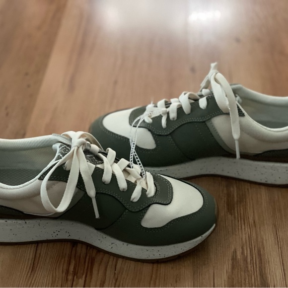 UGG Womens Green and Ivory Sneakers with Cushioned Midsole- New - Picture 3 of 8